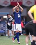 「吉田麻也が国歌斉唱で目に涙浮かべる　前半で交代...両チーム選手が花道　キャプテンマークが遠藤航へ託される」の画像1