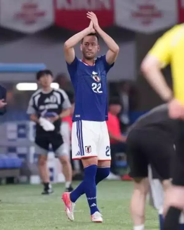吉田麻也が国歌斉唱で目に涙浮かべる　前半で交代...両チーム選手が花道　キャプテンマークが遠藤航へ託される