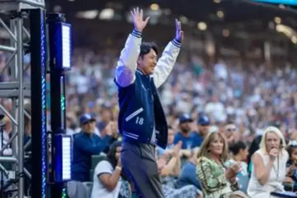 【MLB】岩隈久志さんマリナーズ本拠地訪問の写真比較が話題　10年前から大きく成長した子ら、幼い三女も加わり感慨　球団50周年式典にランディ・ジョンソンさんと並び参加