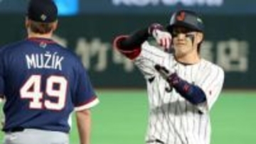 【WBC】初出場・小園海斗が初球ヒット　お茶たてポーズに同じショートの源田壮亮が笑顔