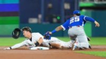 侍ジャパンに激震…鈴木誠也が負傷交代　盗塁を試みた際に左膝付近を強打　足を引きずりながらベンチへ下がる
