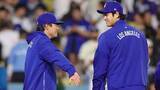 「“イタズラ発覚”　山本由伸のフードに積まれる大量のお菓子　中継のカメラが犯人をとらえる」の画像1