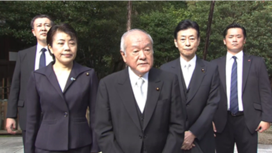 終戦の日　自民党・鈴木幹事長らが靖国神社を参拝　複数の自民幹部そろっての参拝は異例