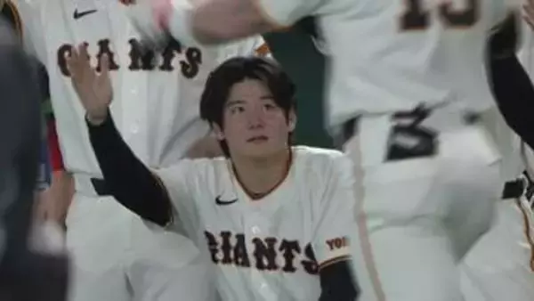 「【巨人】キャベッジが今季プロ野球1号　ルーキー・竹丸和幸とハイタッチ」の画像