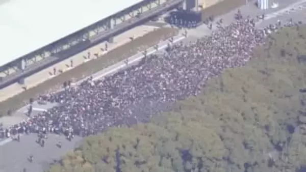 【速報】皇居の「新年一般参賀」で男が裸になる　公然わいせつの疑いで現行犯逮捕　20代の男か？　SNS上で予告という情報も