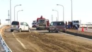 トラックの茶葉が散乱し後続車13台が絡む多重事故　1人死亡、3人重傷　栃木・佐野市