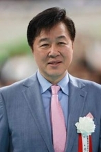 【男子バレー】川合俊一会長が入院を報告　「誤魔化してきたけど、酷くなったので…」と痛み明かす　病室のベッド上から選手らへのエールも