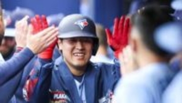 岡本和真の“かっこいいTシャツ”をプレゼント　ブルージェイズが7月の試合で配布　本人も着用し笑顔で「ナイスTシャツ」