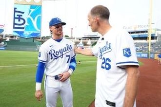【MLB】W杯出場中のイングランド代表が登場　トゥヘル監督はロイヤルズユニまといストライク投球　ウィットJr.と談笑する姿も　グラサン姿のケインはマウンド後ろで笑顔