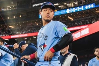 岡本和真を“重宝”してやまないブルージェイズ　休養日の主砲をテープでぐるぐる巻き、ベンチに固定された本人は苦笑い…　MLBが遊び心あるイタズラにチームのリスペクトの気持ち代弁