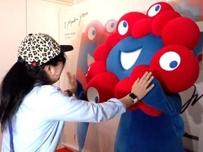 ミャクミャク、東京で初写真集のお渡し会　「ずっと大好き」「癒やされた」ファンと温かい交流