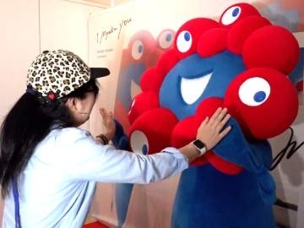 ミャクミャク、東京で初写真集のお渡し会　「ずっと大好き」「癒やされた」ファンと温かい交流