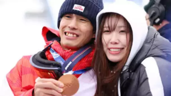 【モーグル】2大会連続“銅”の堀島行真が試合後に妻・輝紗良さんの元へ「なによりも大切」な存在　「無事に帰れたことを喜んでくれました」　SNSには銅メダル手に笑顔で寄り添うツーショットも公開