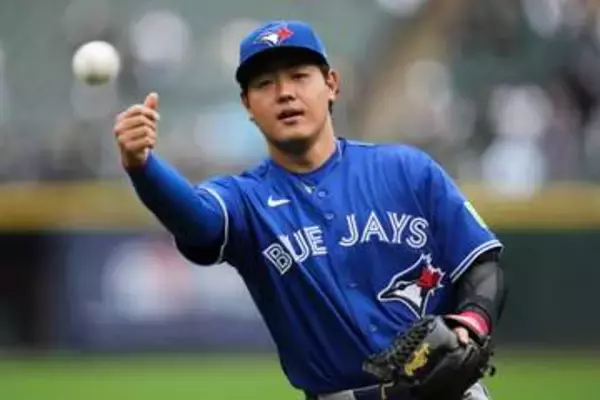 岡本和真が観客席に飛び込む気迫あるプレー　心配するファンに胸に手を当て「大丈夫」と合図