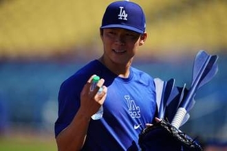 山本由伸がまたも器用さ発揮か？荷物両脇にかかえリフティング　ドジャース流Wカップ開幕応援