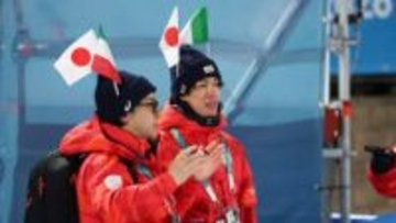 メダル3つ獲得の二階堂蓮が独特のスタイルでスキージャンプ女子を応援　頭には日本とイタリアの国旗