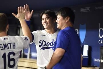 ロバーツ監督「最初のお祝いだ」　PS進出決定で祝杯も表情は硬く　選手ら鼓舞「山本が先発で投げる。明日も勝たなければならない」