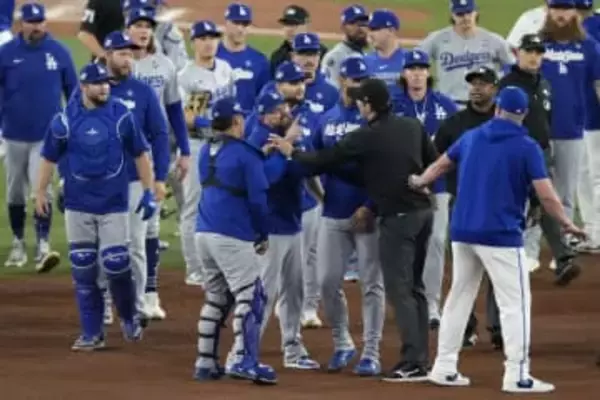 球場騒然...ワールドシリーズで乱闘騒ぎ　死球きっかけに打者と投手が激怒　佐々木朗希やカーショーらブルペン投手も総出でマウンドへ