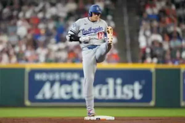 大谷翔平が塁上でキック　セレブレーションに変化か　足の付け根からまっすぐピーン