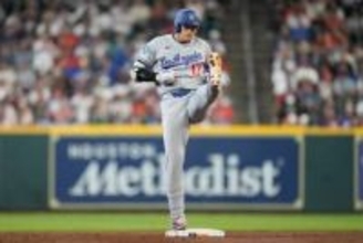 大谷翔平が塁上でキック　セレブレーションに変化か　足の付け根からまっすぐピーン
