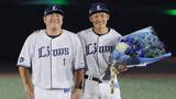 「栗山巧「代打おかわりの歓声がすごすぎて...」　盟友からの花束　25年ともに戦った中村剛也は惜別スマイル」の画像1