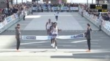 【東京マラソン】42.195キロを走ってまさかの「同タイム決着」　タケレが猛烈スパートで連覇達成　2位トロイティチも2時間3分37秒の同タイムで超激闘