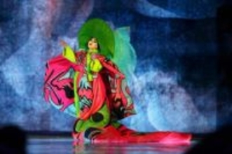 【閉会式】日本とイタリアで育った俳優・市川純さんが円形舞台で独演　着物を模したピンク衣装で艶やかなパフォーマンス　オペラ『蝶々夫人』の主人公演じる