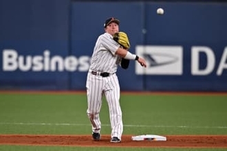 序盤に守備のミス続いた侍ジャパン　併殺狙うも悪送球で失点