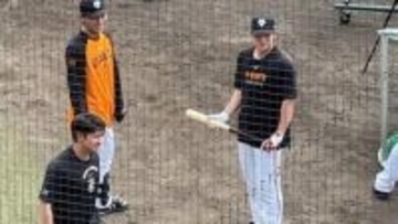 【巨人】萩尾匡也が1軍合流　笑顔で同学年の増田陸とグータッチ
