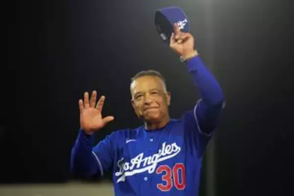 1000勝達成のロバーツ監督、選手らからシャンパンで祝福受ける　音頭を取ったのは「ミゲルとフレディです」　偉業の出発点1勝目はあのレジェンド左腕がプレゼント