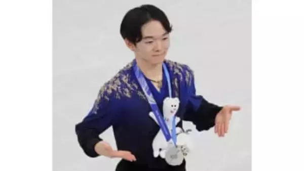 鍵山優真が「ティナ」をメダルにセットする方法をレクチャー　銀メダルの上でカワイイぬいぐるみがひょっこり