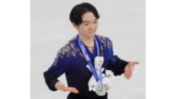 鍵山優真が「ティナ」をメダルにセットする方法をレクチャー　銀メダルの上でカワイイぬいぐるみがひょっこり