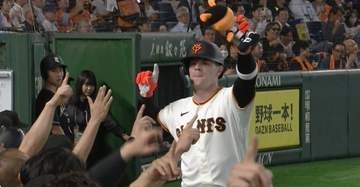 巨人が反撃　キャベッジの11号同点弾が飛び出す　バックスクリーンへの豪快な一撃で先発・田中将大を援護