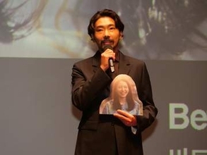柄本佑、韓国・釜山国際映画祭に長澤まさみの顔パネルを持って登場　コメント代読に温かい拍手
