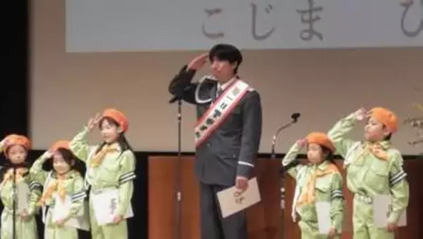 交通安全とかけてかまぼこととく… お笑いタレント「ねづっち」さんら交通安全よびかけ 警視庁