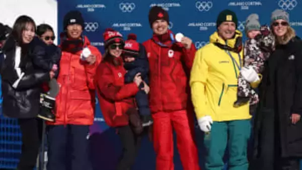 家族で“メダル記念撮影”　堀島行真ら父は子どもたちを抱っこ【男子デュアルモーグル】