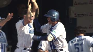 【DeNA】宮下朝陽がプロ初ホームラン　ヒュンメルが大喜び　前日はプロ初安打のボールを一番に確保