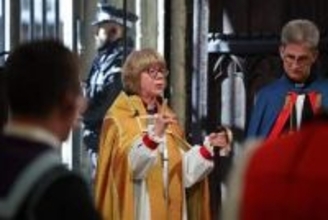 英国教会の最高指導者、ローマ教皇を支持