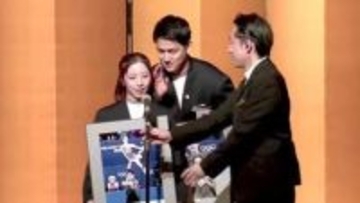 引退の“りくりゅう”　ピンチの三浦璃来に木原龍一が耳元でささやきアドバイス　今年度の「スケーター・オブ・ザ・イヤー」に輝く