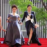 「大地真央&真矢ミキ　元トップスターの“大階段下り”　初共演で飛び出したアドリブの裏側」の画像1