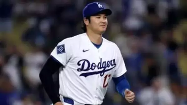 大谷翔平が父親と2S　指はピーンとまっすぐキリッとした表情　幼い翔平を包む徹さんに今の大谷重なる