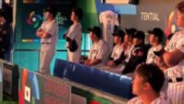 【WBC】B'zの稲葉浩志さんが東京ドームに降臨　選手はベンチでライブをじっと見つめる