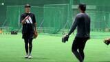 「「ジャイアンツのスーパースターになってほしい」巨人・坂本勇人→石塚裕惺　自主トレで丁寧にアドバイス」の画像1