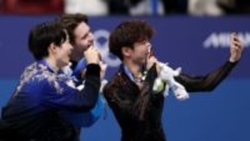 【フィギュア】佐藤駿が表彰式で見せた小さなハプニング　ひっくり返ったティナの姿が話題【ミラノ・コルティナ五輪】