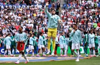 【W杯】長身クルトワが子をあやし、2ｍ超の“高い高い”　大会中、合間のプライベート、穏やかな表情　ゴルフスイングも披露意外な一面