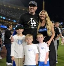 フリーマンに長女誕生　大谷翔平や山本由伸らも「いいね！」で祝福　3人のお兄ちゃんに囲まれ健やかな表情