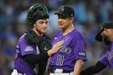 「「ジャイアンツ魂！」菅野智之がSNSに一枚の写真を添えて投稿　ナショナルズ戦で巨人元同僚と再会　晴天の下、長身2投手に挟まれ笑顔のスリーショット」の画像1