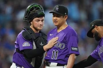 「ジャイアンツ魂！」菅野智之がSNSに一枚の写真を添えて投稿　ナショナルズ戦で巨人元同僚と再会　晴天の下、長身2投手に挟まれ笑顔のスリーショット