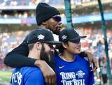 「【MLB】身長188センチの村上宗隆が見上げる　オールスターでNBAの大スターと交流　肩を組み記念撮影」の画像1