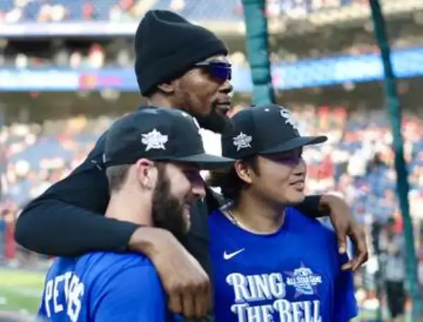 【MLB】身長188センチの村上宗隆が見上げる　オールスターでNBAの大スターと交流　肩を組み記念撮影